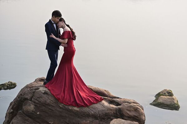 武漢新人在街道拍攝婚紗照。 - 俄羅斯衛星通訊社