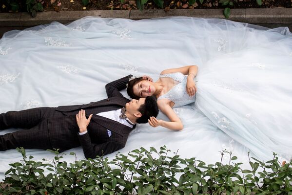 武漢新人在街道拍攝婚紗照。 - 俄羅斯衛星通訊社