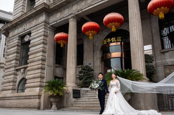 武漢新人在街道拍攝婚紗照。 - 俄羅斯衛星通訊社