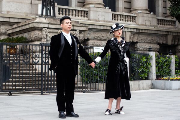 武漢新人在戶外拍攝婚紗照。 - 俄羅斯衛星通訊社