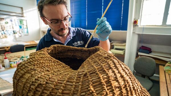 以色列考古隊員正在修復出土的石器時代提籃。 - 俄羅斯衛星通訊社