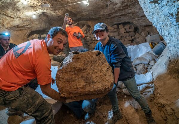 在犹太沙漠穆拉巴特洞穴出土的石器时代提篮。 - 俄罗斯卫星通讯社