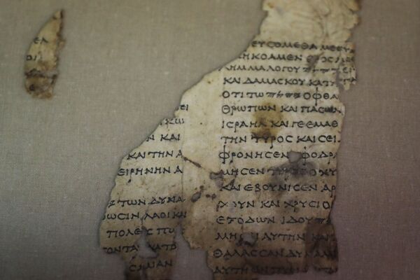 在犹太沙漠发掘出土的手书圣经残片。 - 俄罗斯卫星通讯社
