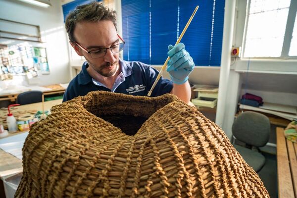 以色列考古队员正在修复出土的石器时代提篮。 - 俄罗斯卫星通讯社