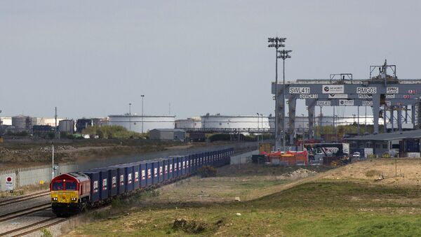 Товарный поезд на железнодорожной станции Gateway. Восток от Лондона - 俄羅斯衛星通訊社