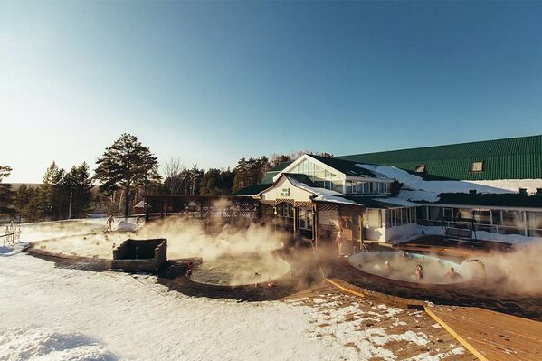 秋明州以其著名的温泉吸引着许多人。1949年,在西西伯利亚市郊区钻探出了第一口勘探井。他们寻找石油,但取而代之的是热矿泉水,雷巴洛夫解释说。 秋明州以其著名的温泉吸引着许多人。1949年,在西西伯利亚市郊区钻探出了第一口勘探井。他们寻找石油,但取而代之的是热矿泉水,雷巴洛夫解释说。 - 俄罗斯卫星通讯社