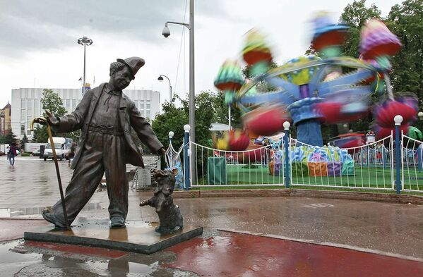 茨韦特诺伊大道是城市的主要步行区。附近有景点、餐馆和咖啡馆,不远处还有秋明最大的喷泉、运动场和马戏团。入口处有著名的小丑雕塑:尤里·尼古林、奥列格·波波夫和卡兰达什。 茨韦特诺伊大道是城市的主要步行区。附近有景点、餐馆和咖啡馆,不远处还有秋明最大的喷泉、运动场和马戏团。入口处有著名的小丑雕塑:尤里·尼古林、奥列格·波波夫和卡兰达什。 - 俄罗斯卫星通讯社