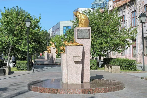 西伯利亞貓咪廣場於2008年開放,並迅速成為該市的景點之一。這是對238只貓的永久記憶,當時它們被帶到瞭解除封鎖後的列寧格勒。偉大的衛國戰爭結束時,涅瓦河畔的城市幾乎沒有家畜,但是老鼠卻大量繁殖。西伯利亞貓很快使生態系統達到了平衡。 西伯利亞貓咪廣場於2008年開放,並迅速成為該市的景點之一。這是對238只貓的永久記憶,當時它們被帶到瞭解除封鎖後的列寧格勒。偉大的衛國戰爭結束時,涅瓦河畔的城市幾乎沒有家畜,但是老鼠卻大量繁殖。西伯利亞貓很快使生態系統達到了平衡。 - 俄羅斯衛星通訊社