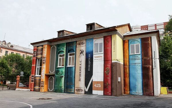 那么在哪里可以吃点东西呢?叶卡捷琳娜·奥斯特罗夫斯卡娅说,“丘姆”餐厅博物馆是秋明最受欢迎的餐厅之一。在这里您可以品尝北方美食——生冻鱼片、野猪肉、熊肉、鹿肉和索西温鲱鱼(这是当地产的一种白鲑),还有由云莓果、越橘和松子制成的甜点。餐厅内部有点不寻常:里面摆放着动物的标本和真正的帐篷。 那么在哪里可以吃点东西呢?叶卡捷琳娜·奥斯特罗夫斯卡娅说,“丘姆”餐厅博物馆是秋明最受欢迎的餐厅之一。在这里您可以品尝北方美食——生冻鱼片、野猪肉、熊肉、鹿肉和索西温鲱鱼(这是当地产的一种白鲑),还有由云莓果、越橘和松子制成的甜点。餐厅内部有点不寻常:里面摆放着动物的标本和真正的帐篷。 - 俄罗斯卫星通讯社