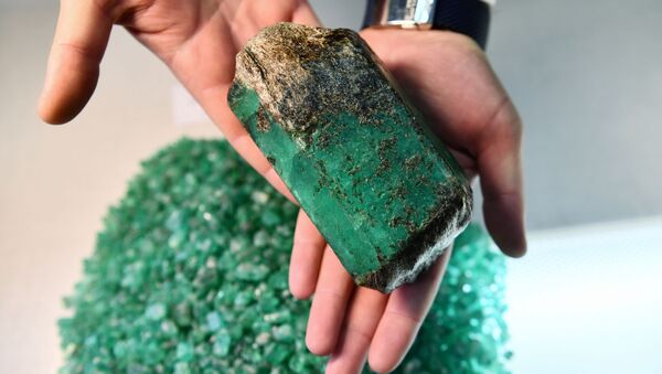 马里因斯基绿宝石矿加工厂里的“州长”绿宝石。 - 俄罗斯卫星通讯社