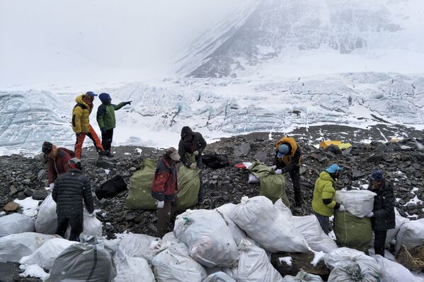 中國西南部西藏自治區珠穆朗瑪峰北坡的垃圾收集點。 - 俄羅斯衛星通訊社