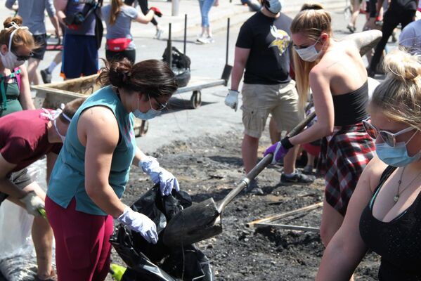 明尼阿波利斯居民清理騷亂的後果。 - 俄羅斯衛星通訊社