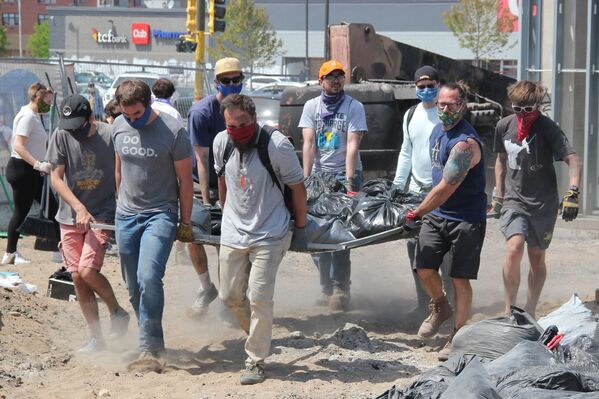 明尼阿波利斯居民正在清理路面。 - 俄羅斯衛星通訊社