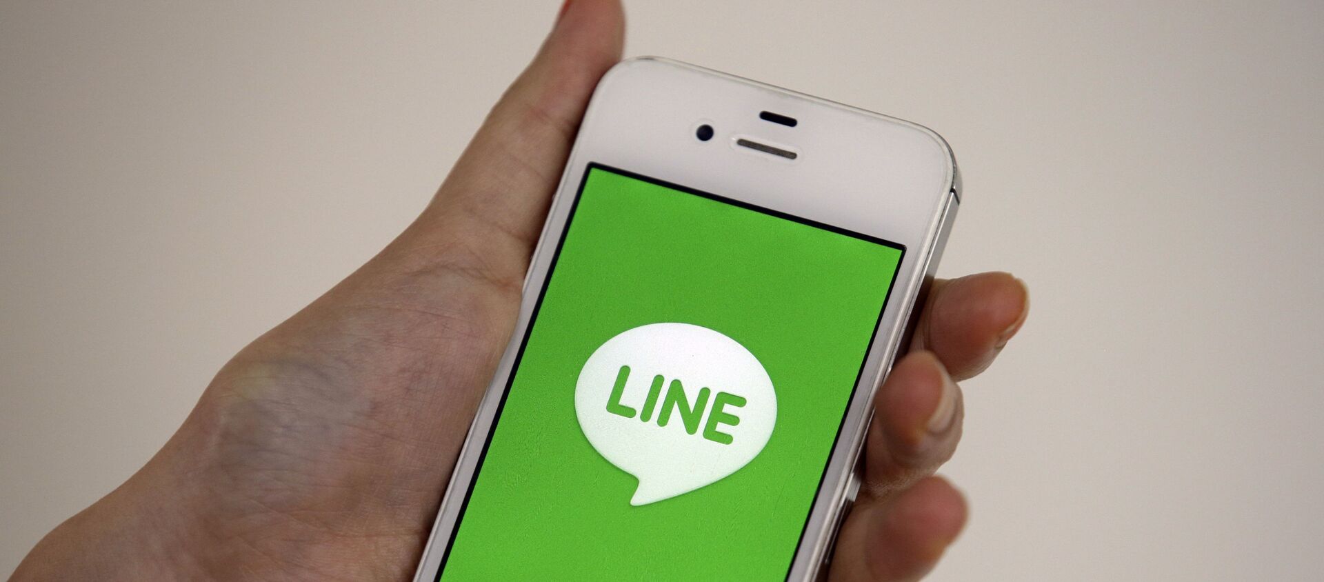 A smart phone is shown with messaging app Line in Seoul - 俄羅斯衛星通訊社, 1920, 20.03.2021