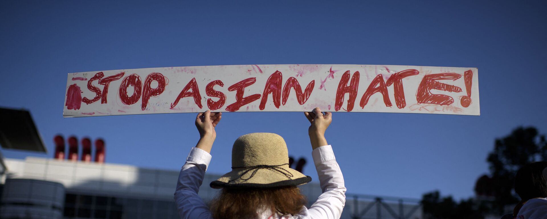 Девушка с плакатом во время акции Stop Asian Hate в США - 俄羅斯衛星通訊社, 1920, 29.03.2021