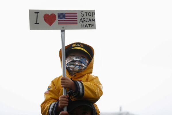 “停止仇恨亚裔”抗议活动期间，一个孩子手持标语牌。 - 俄罗斯卫星通讯社