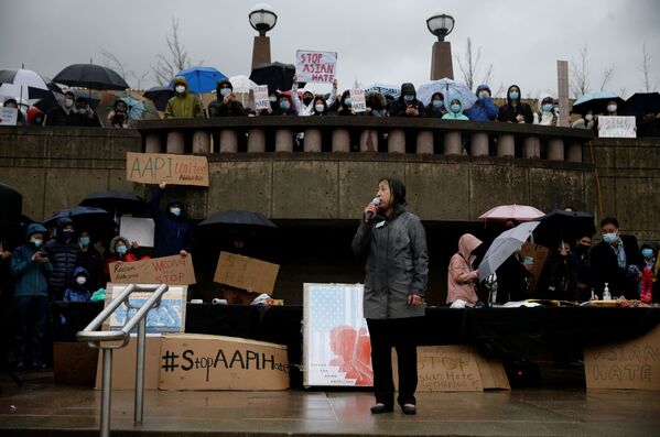 “停止仇恨亚裔”抗议活动期间，抗议者手持标语牌。 - 俄罗斯卫星通讯社
