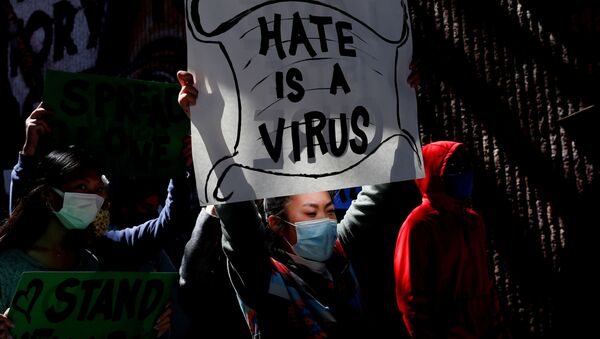Протестующие с плакатами во время акции Stop Asian Hate в США - 俄羅斯衛星通訊社