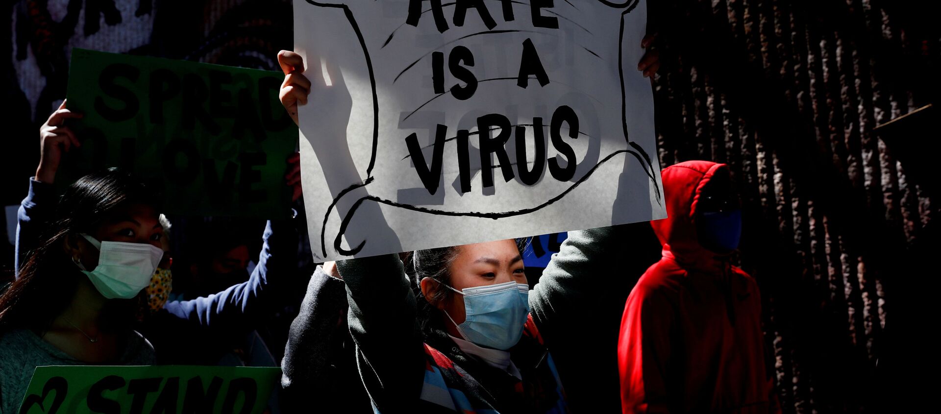 Протестующие с плакатами во время акции Stop Asian Hate в США - 俄羅斯衛星通訊社, 1920, 06.04.2021