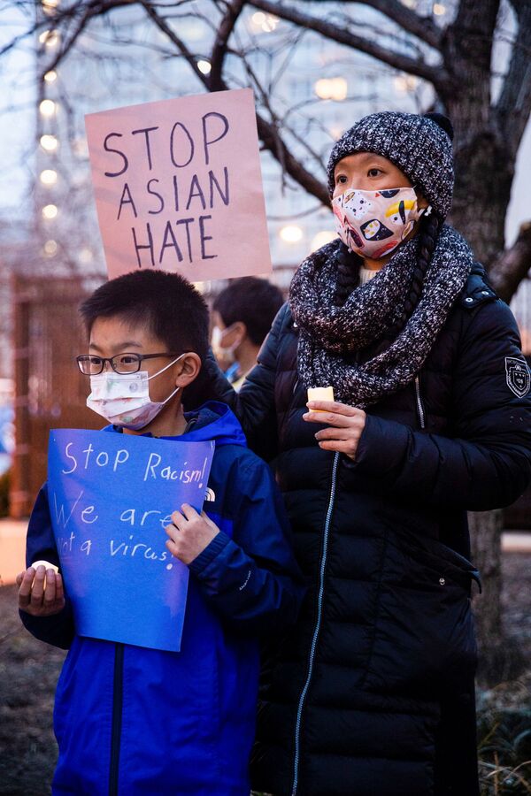 “停止仇恨亚裔”抗议活动期间，抗议者手持标语牌。 - 俄罗斯卫星通讯社