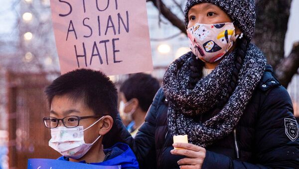 Протестующие с плакатами во время акции Stop Asian Hate в США - 俄羅斯衛星通訊社