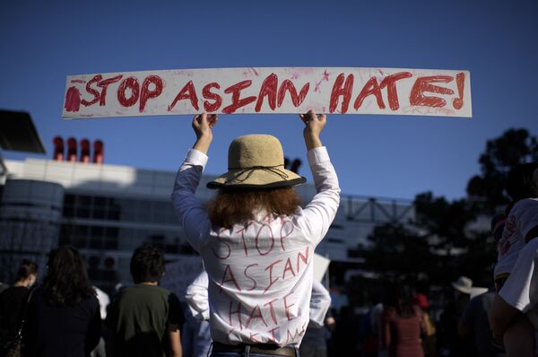 “停止仇恨亚裔”抗议活动期间，一个姑娘手持标语牌。 - 俄罗斯卫星通讯社