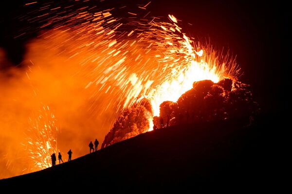 火山爆發後，少量的火山灰被釋放到空氣中，但主要威脅仍然是有害氣體，排放的主要是二氧化硫，因此建議居住在火山附近的人們關閉窗戶。 - 俄羅斯衛星通訊社