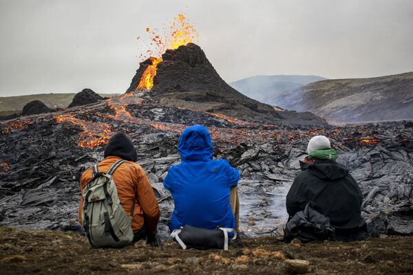 遊客觀看冰島雷克雅內斯半島的火山噴發。 - 俄羅斯衛星通訊社