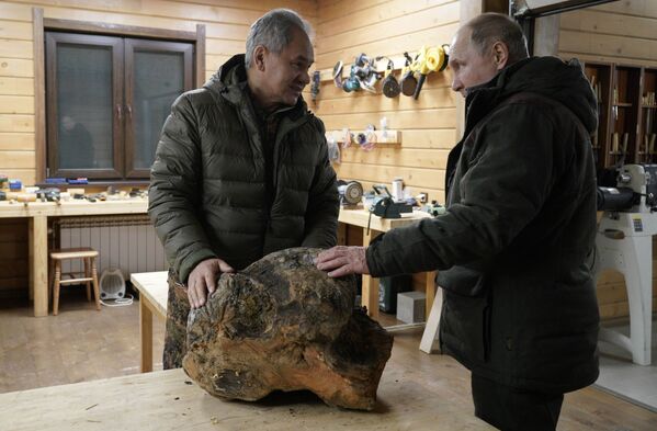 旅途中紹伊古向普京展示了私人工作室，那裡有他用木頭製作的各種手工藝品。 - 俄羅斯衛星通訊社