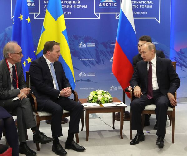 對普京來說,一點點的細微差別在談判中都很重要,他也注意這一點。有時即使在普通人似乎不需要知道的語言中,他也設法找到錯誤。普京在與瑞典總理的會談中說,我們的朋友向俄羅斯投資超過50億美元。聽取了坐在他身後的翻譯的話後,然後半開玩笑並立即糾正了:我說的是“朋友”,而不是合作夥伴。強盜! 對普京來說,一點點的細微差別在談判中都很重要,他也注意這一點。有時即使在普通人似乎不需要知道的語言中,他也設法找到錯誤。普京在與瑞典總理的會談中說,我們的朋友向俄羅斯投資超過50億美元。聽取了坐在他身後的翻譯的話後,然後半開玩笑並立即糾正了:我說的是“朋友”,而不是合作夥伴。強盜! - 俄羅斯衛星通訊社