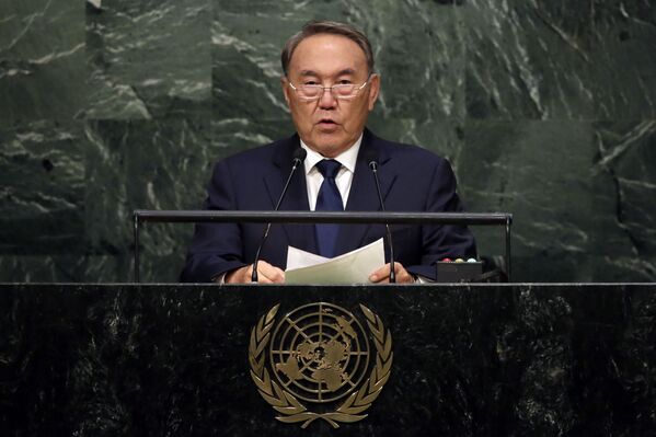 有時根本就沒有翻譯。這件事發生在哈薩克斯坦總統納扎爾巴耶夫在聯合國大會會議上。演講一分鐘後,會議主席被迫打斷他,告訴他沒有任何翻譯。五分鐘後找到了合適的專家。 有時根本就沒有翻譯。這件事發生在哈薩克斯坦總統納扎爾巴耶夫在聯合國大會會議上。演講一分鐘後,會議主席被迫打斷他,告訴他沒有任何翻譯。五分鐘後找到了合適的專家。 - 俄羅斯衛星通訊社