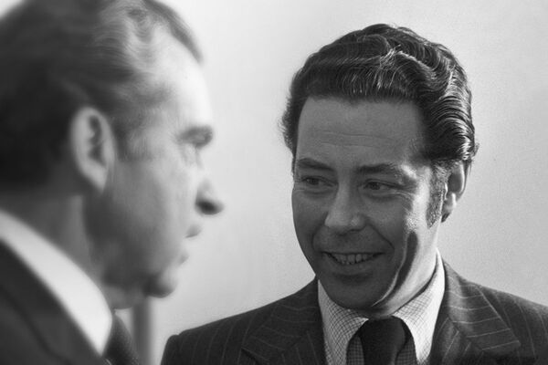 翻譯在蘇聯領導人赫魯曉夫的講話中也遇到過困難。他在演講中會多次說到“我們將埋葬您”或“我們會來參加您的葬禮”,指的是馬克思關於無產階級將成為資本主義的掘墓人的觀點。但是在英語里,“我們將埋葬你”這句話聽起來像是一種威脅,加上蘇聯和美國之間的緊張關係,會有討論核襲擊的可能性。 翻譯在蘇聯領導人赫魯曉夫的講話中也遇到過困難。他在演講中會多次說到“我們將埋葬您”或“我們會來參加您的葬禮”,指的是馬克思關於無產階級將成為資本主義的掘墓人的觀點。但是在英語里,“我們將埋葬你”這句話聽起來像是一種威脅,加上蘇聯和美國之間的緊張關係,會有討論核襲擊的可能性。 - 俄羅斯衛星通訊社