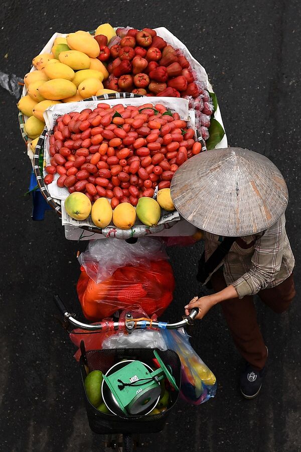 水果商，主要是女性，从凌晨3点开始一天的工作，从乡下开车到市区15公里，将水果、蔬菜和鲜花送到客户家门口。 - 俄罗斯卫星通讯社