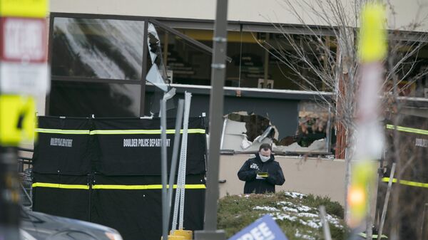 Полиция работает на месте стрельбы возле продуктового магазина King Soopers в Боулдере, штат Колорадо - 俄罗斯卫星通讯社