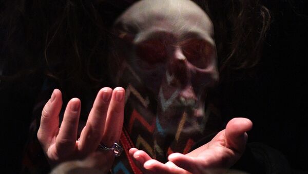 Посетитель на выставке Body Worlds. Мир тела в Москве. Автор выставки доктор Гюнтер фон Хагенс организовал проект, чтобы показать посетителям сложную и увлекательную анатомию человеческого тела и продемонстрировать ее сквозь призму повседневной жизни. - 俄羅斯衛星通訊社