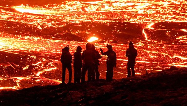 冰岛雷克雅内斯半岛的格尔丁达卢尔火山喷发 俄罗斯卫星通讯社