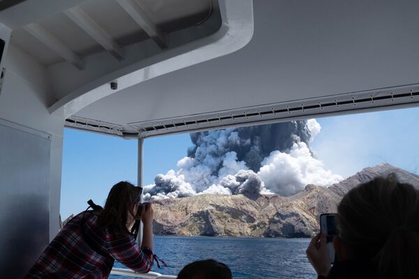 游客在新西兰白岛拍摄火山喷发现场。 - 俄罗斯卫星通讯社