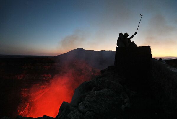 游客在尼加拉瓜国家公园马萨亚火山口附近拍照。 - 俄罗斯卫星通讯社