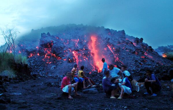 村民們觀看菲律賓馬永火山的熔岩流。 - 俄羅斯衛星通訊社