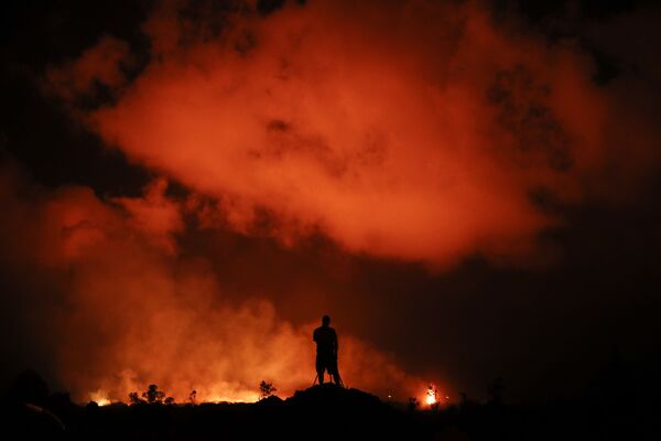 摄影师在夏威夷帕霍亚不远处的莱拉尼庄园地区拍摄熔岩喷发。 - 俄罗斯卫星通讯社