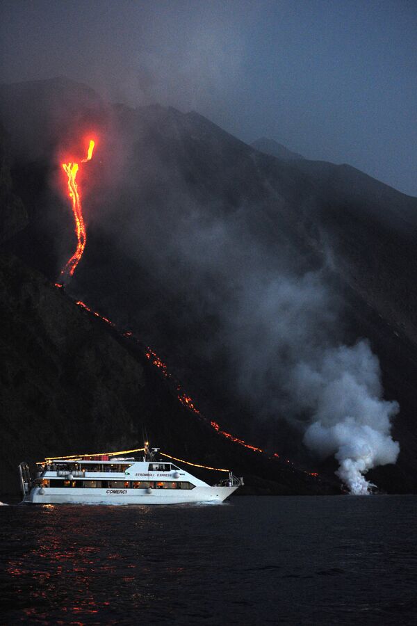 意大利斯特龍博利火山爆發時附近船上的遊客。 - 俄羅斯衛星通訊社