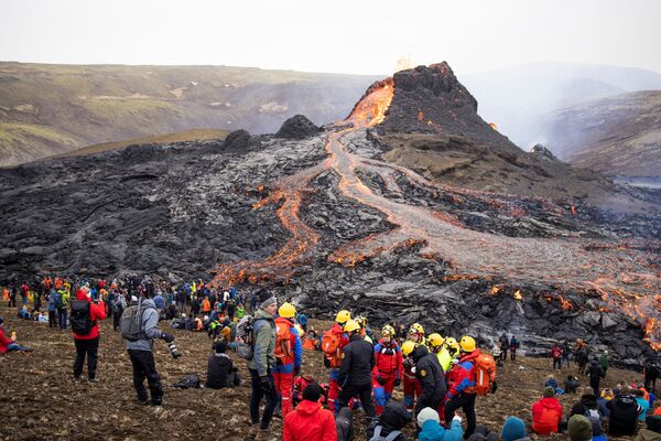 冰岛火山喷发现场的人们。 - 俄罗斯卫星通讯社