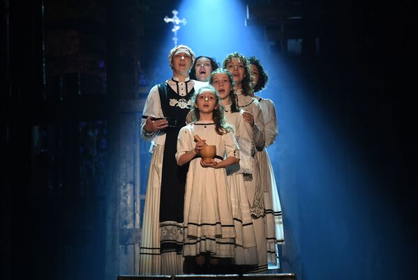 莫斯科列宁共青团剧院里上演的话剧《好事》。 - 俄罗斯卫星通讯社