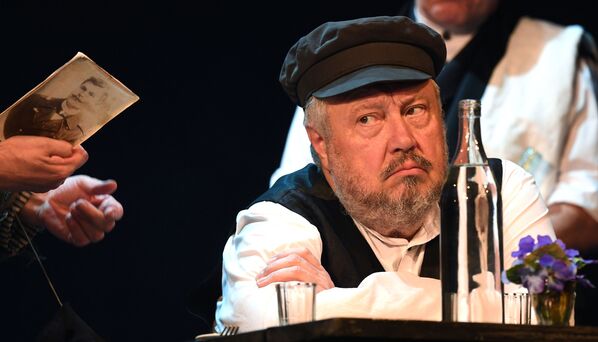 莫斯科列宁共青团剧院里上演的话剧《好事》。 - 俄罗斯卫星通讯社