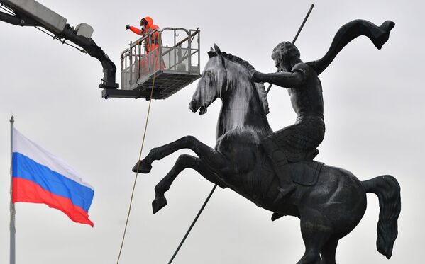 莫斯科俯首山，市政工人清洗胜利纪念碑。 - 俄罗斯卫星通讯社