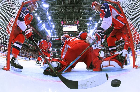 大陆冰球联赛，中央陆军队与火车头队的比赛现场。 - 俄罗斯卫星通讯社