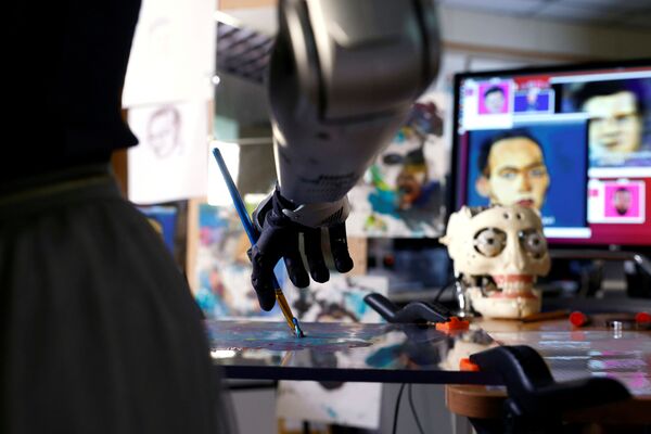 中国香港汉森机器人技术公司的类人机器人索菲亚正在绘画，她的画作即将在香港拍卖。 - 俄罗斯卫星通讯社