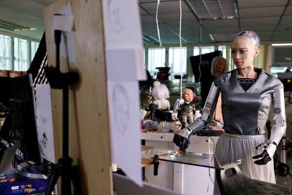 中国香港汉森机器人技术公司的类人机器人索菲亚正在绘画，她的画作即将在香港拍卖。 - 俄罗斯卫星通讯社