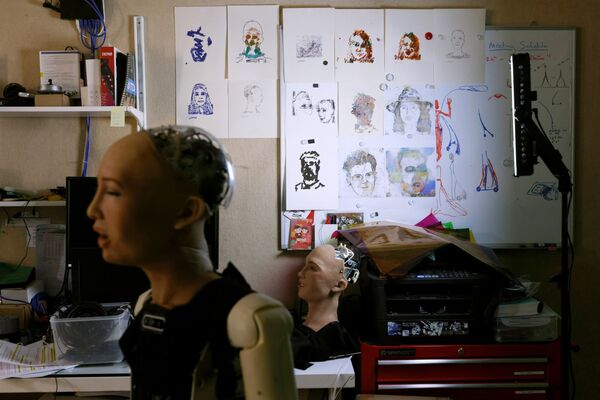 中国香港汉森机器人技术公司的类人机器人索菲亚工作室里的画作。 - 俄罗斯卫星通讯社