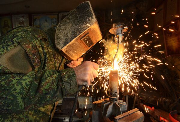 维克托·米哈廖夫使用军火废料制作纪念品。 - 俄罗斯卫星通讯社